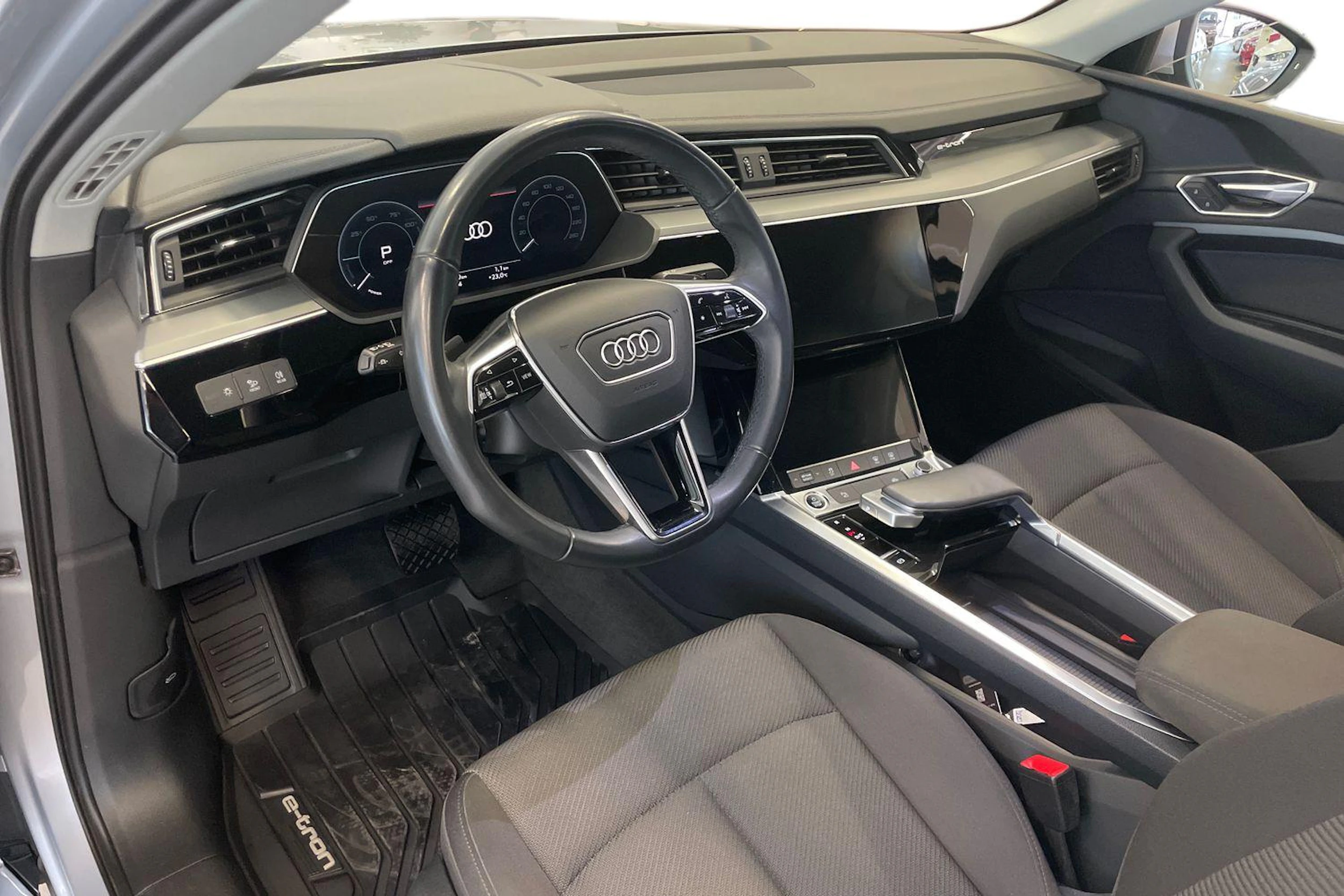 Harmaa Audi Q8 e-tron 2024 kuva 6.