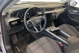 Harmaa Audi Q8 e-tron 2024 kuva 6.
