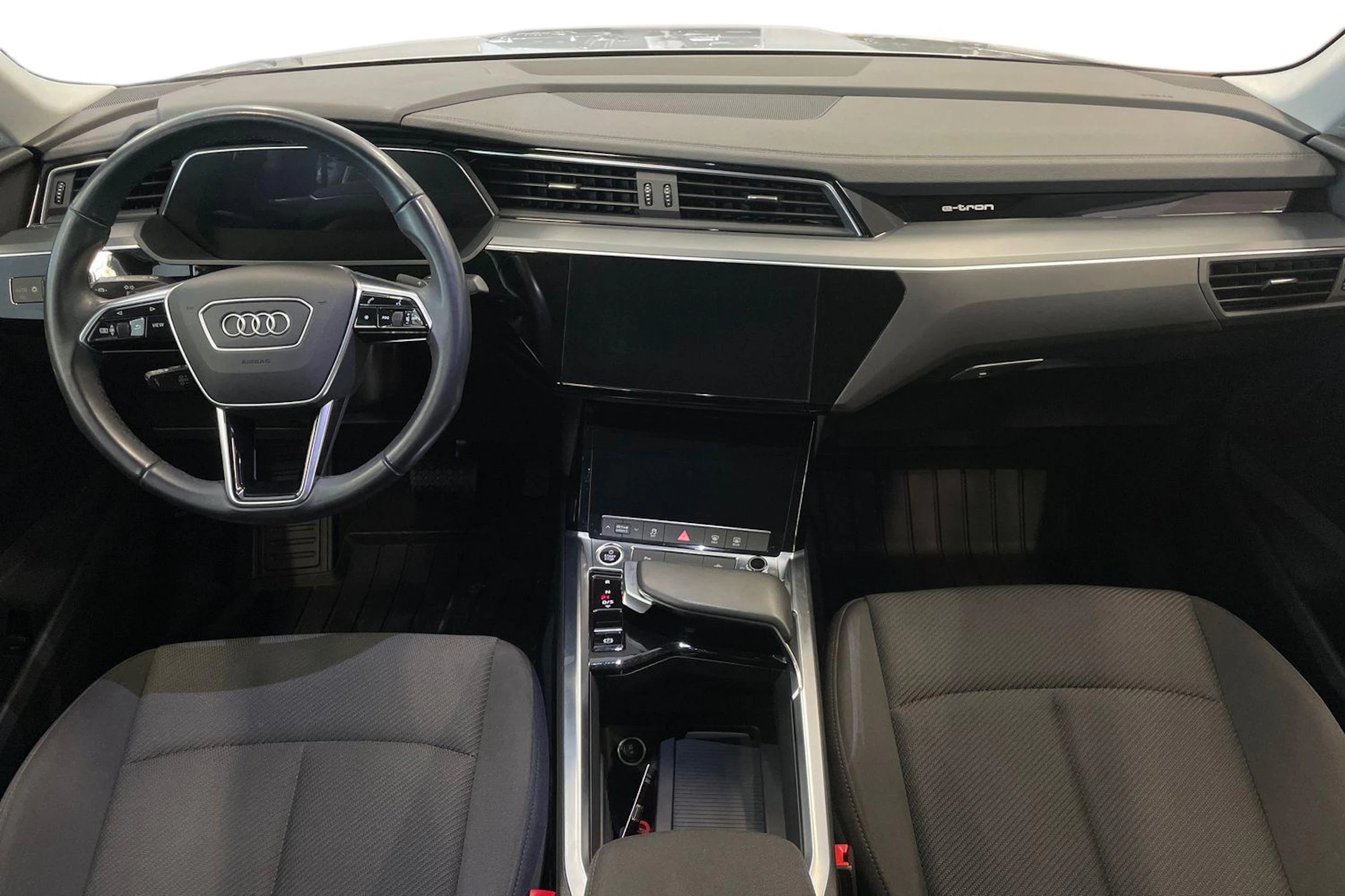 Harmaa Audi Q8 e-tron 2024 kuva 7.