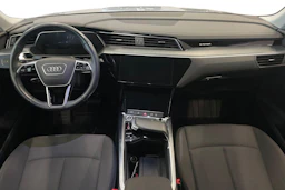 Harmaa Audi Q8 e-tron 2024 kuva 7.