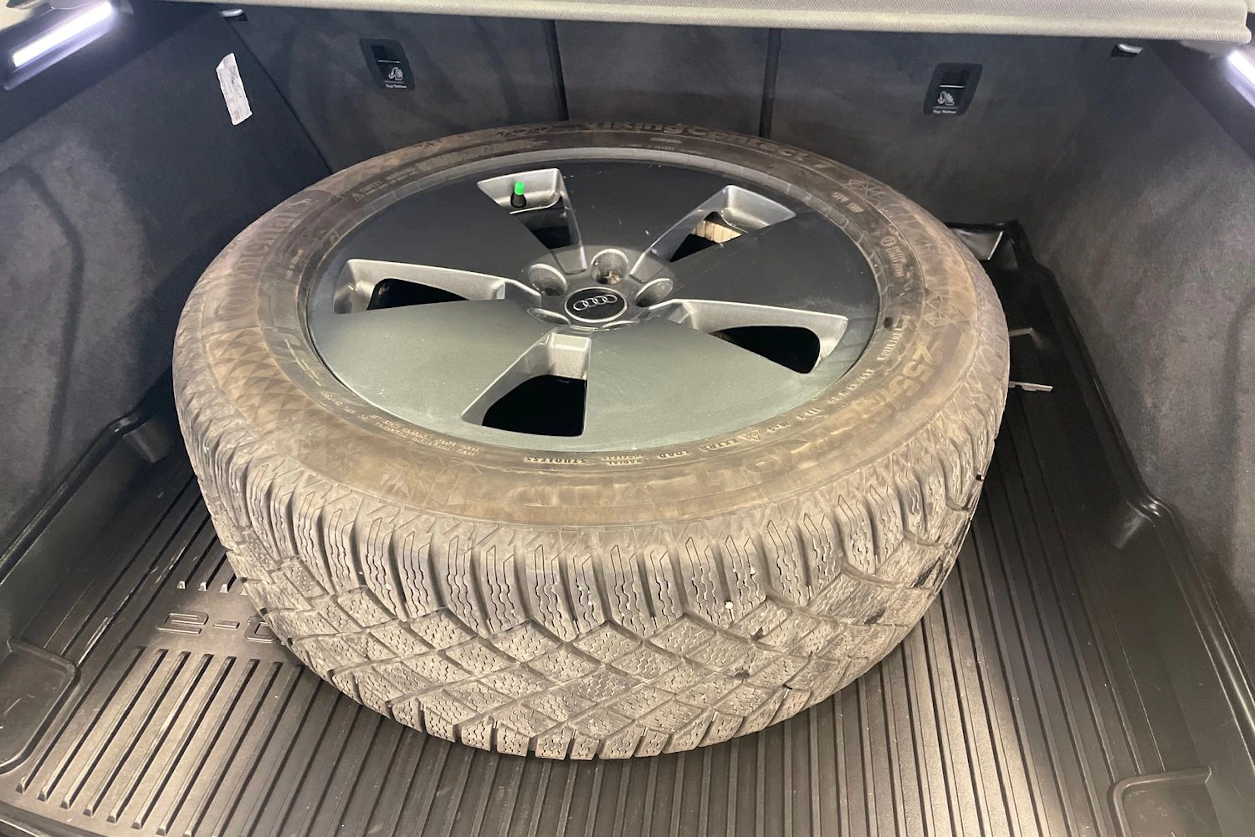 Harmaa Audi Q8 e-tron 2024 kuva 10.
