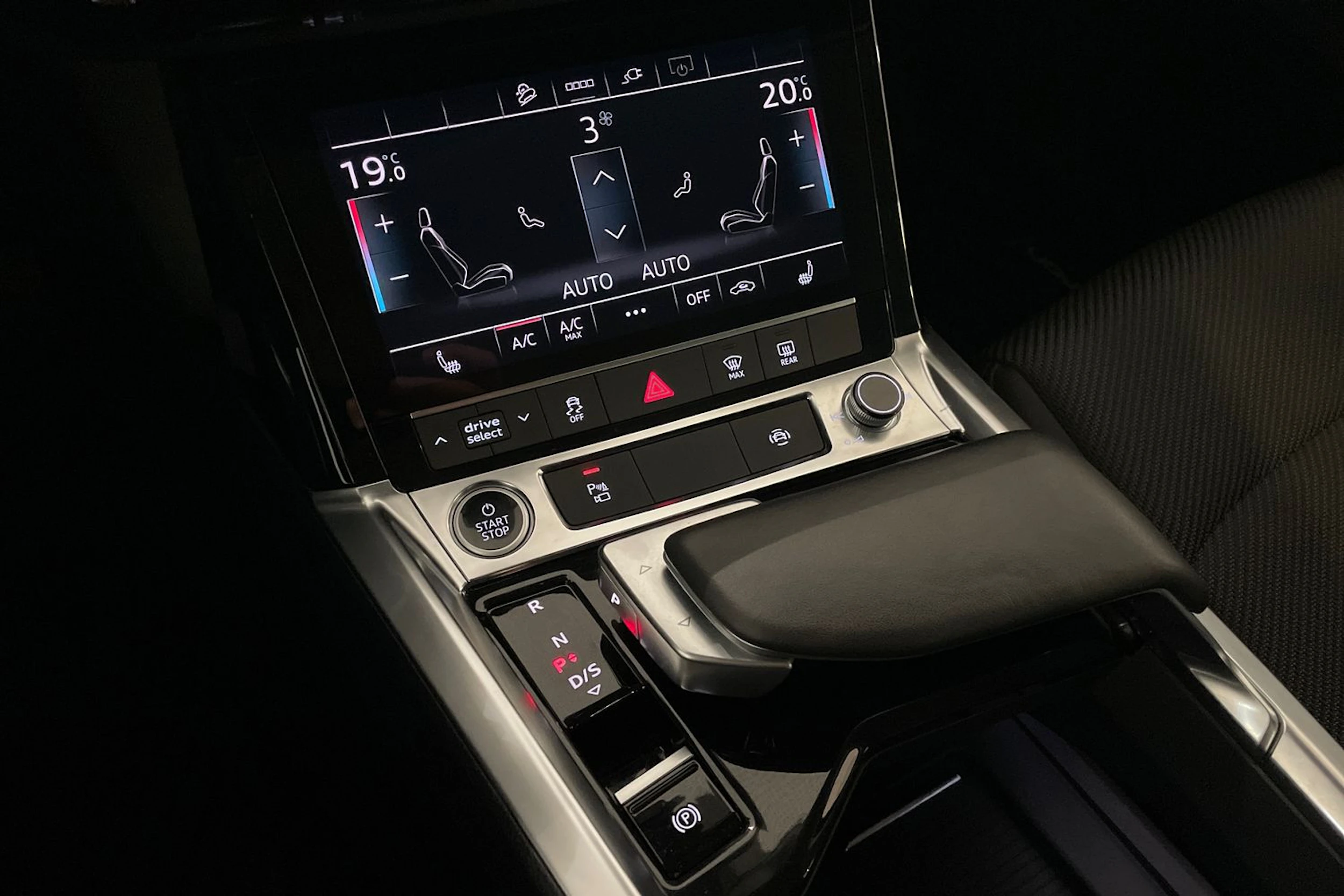 Harmaa Audi Q8 e-tron 2024 kuva 12.