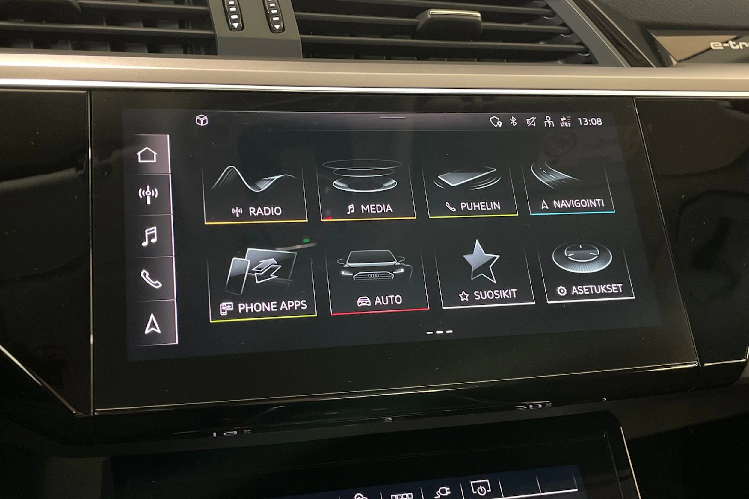 Harmaa Audi Q8 e-tron 2024 kuva 15.