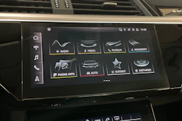 Harmaa Audi Q8 e-tron 2024 kuva 15.