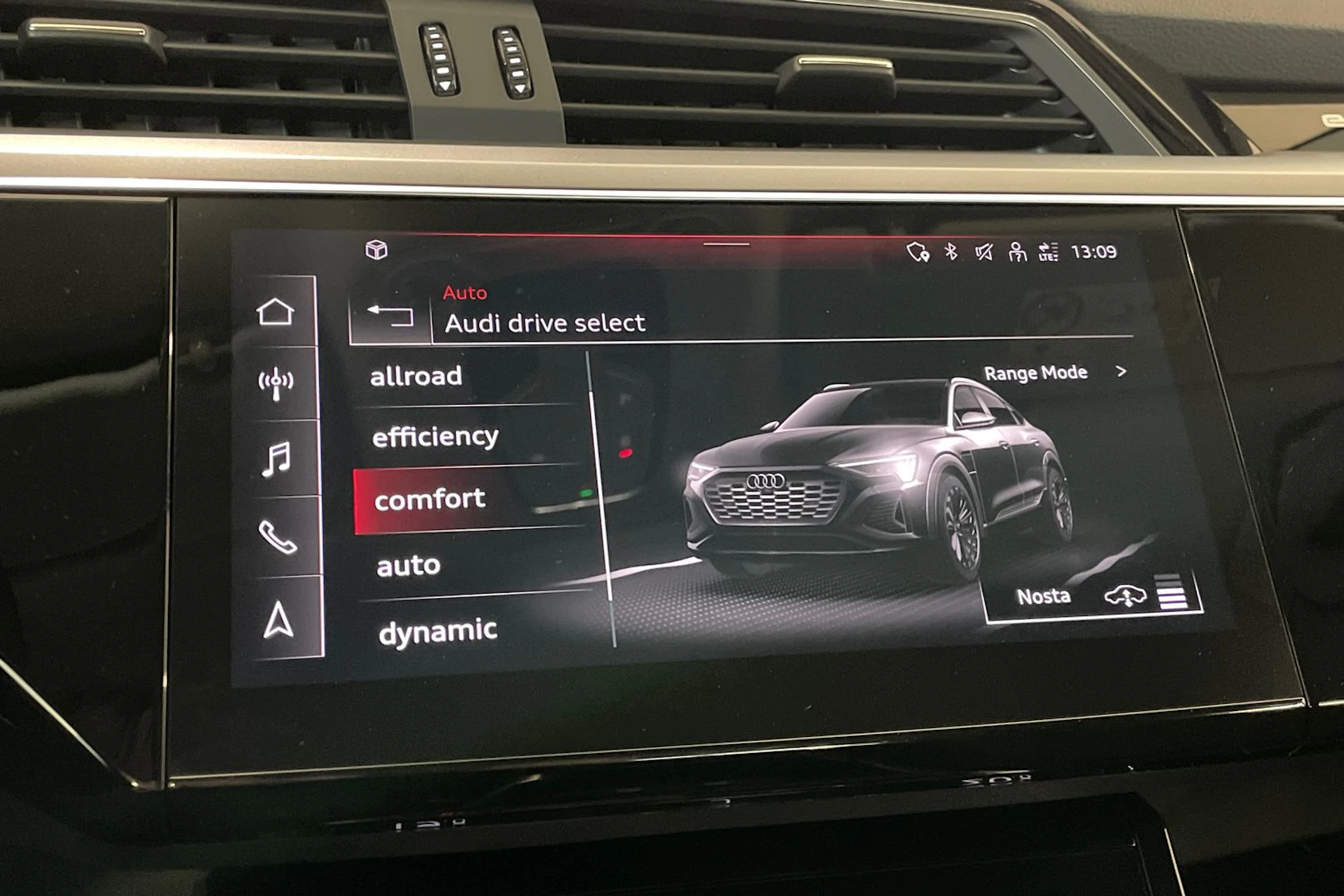 Harmaa Audi Q8 e-tron 2024 kuva 16.
