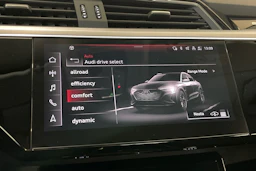 Harmaa Audi Q8 e-tron 2024 kuva 16.