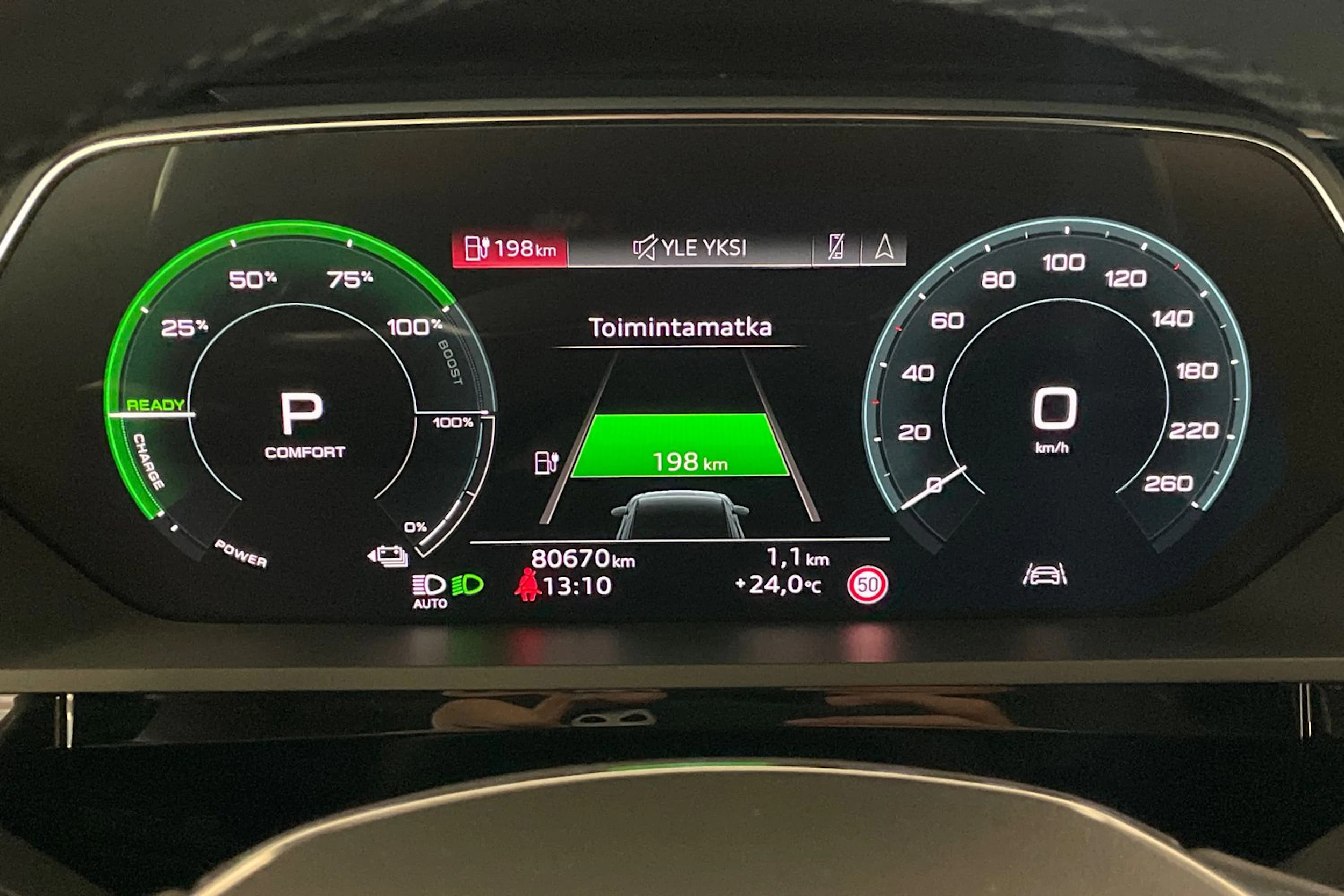 Harmaa Audi Q8 e-tron 2024 kuva 18.