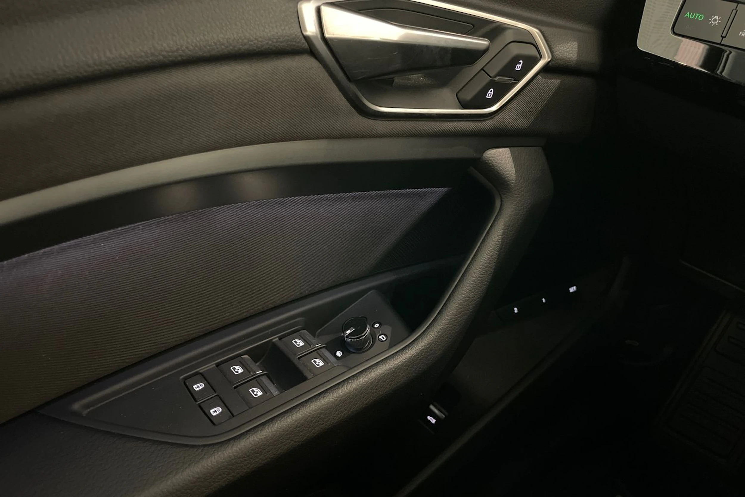 Harmaa Audi Q8 e-tron 2024 kuva 19.