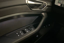 Harmaa Audi Q8 e-tron 2024 kuva 19.