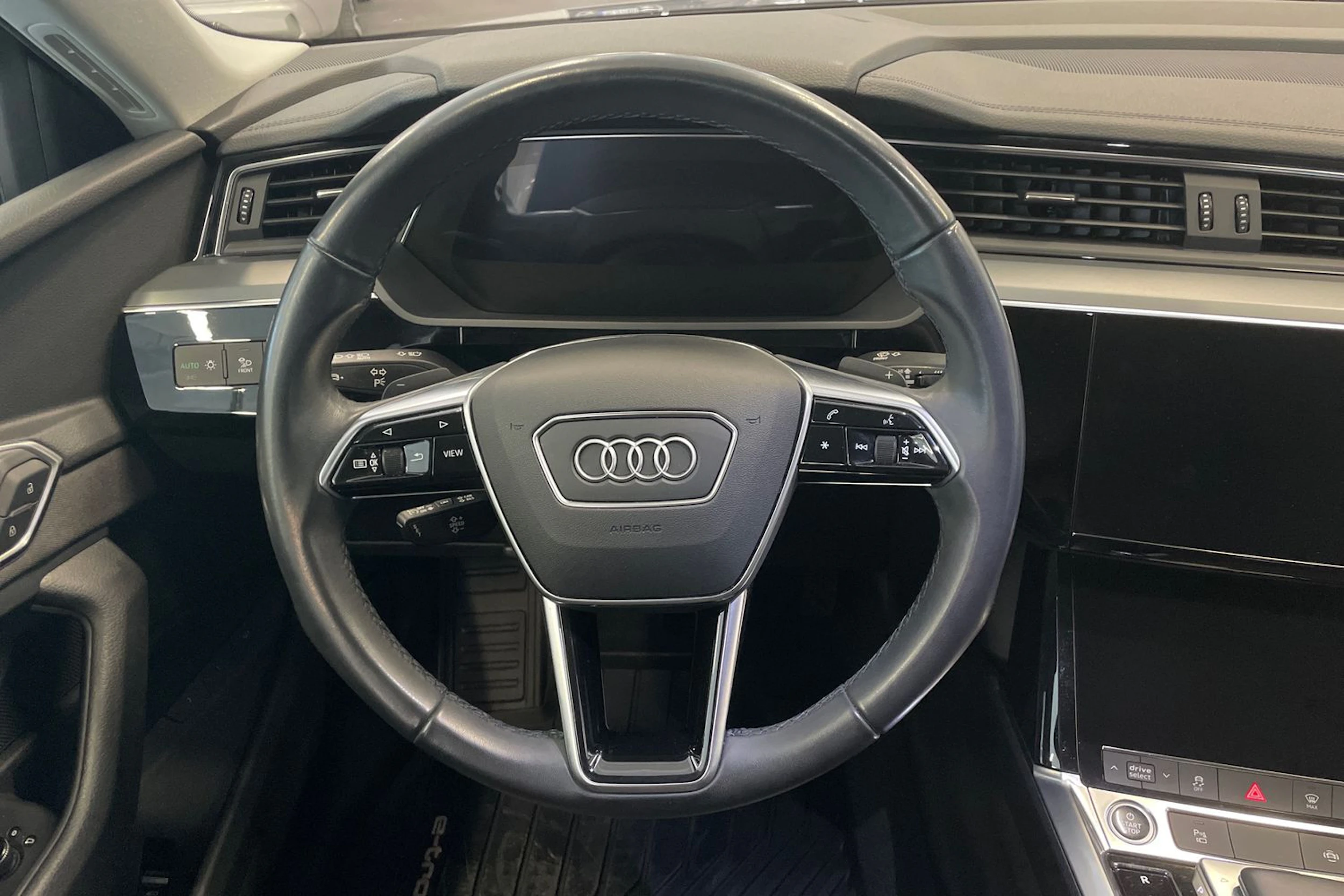 Harmaa Audi Q8 e-tron 2024 kuva 22.
