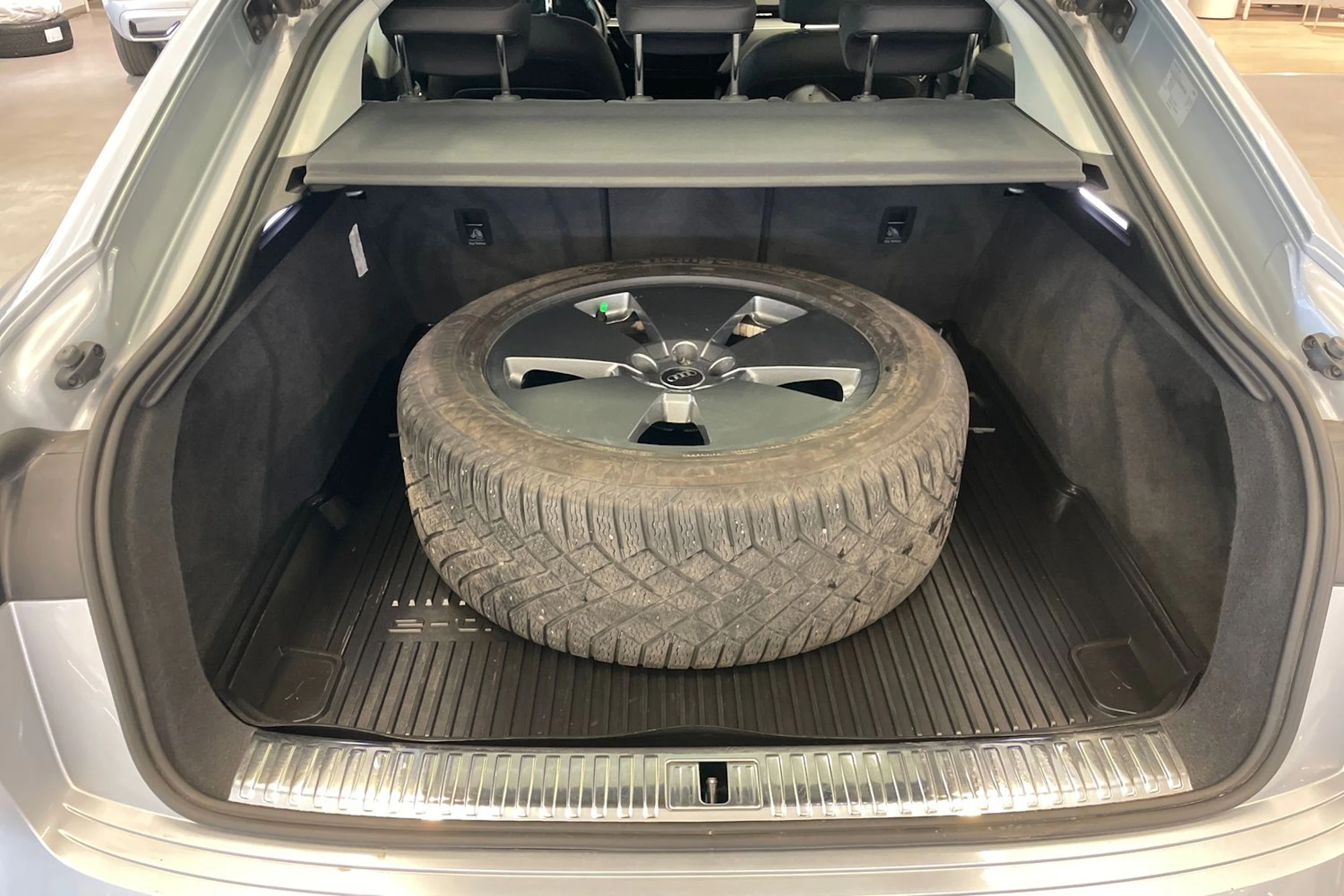 Harmaa Audi Q8 e-tron 2024 kuva 24.