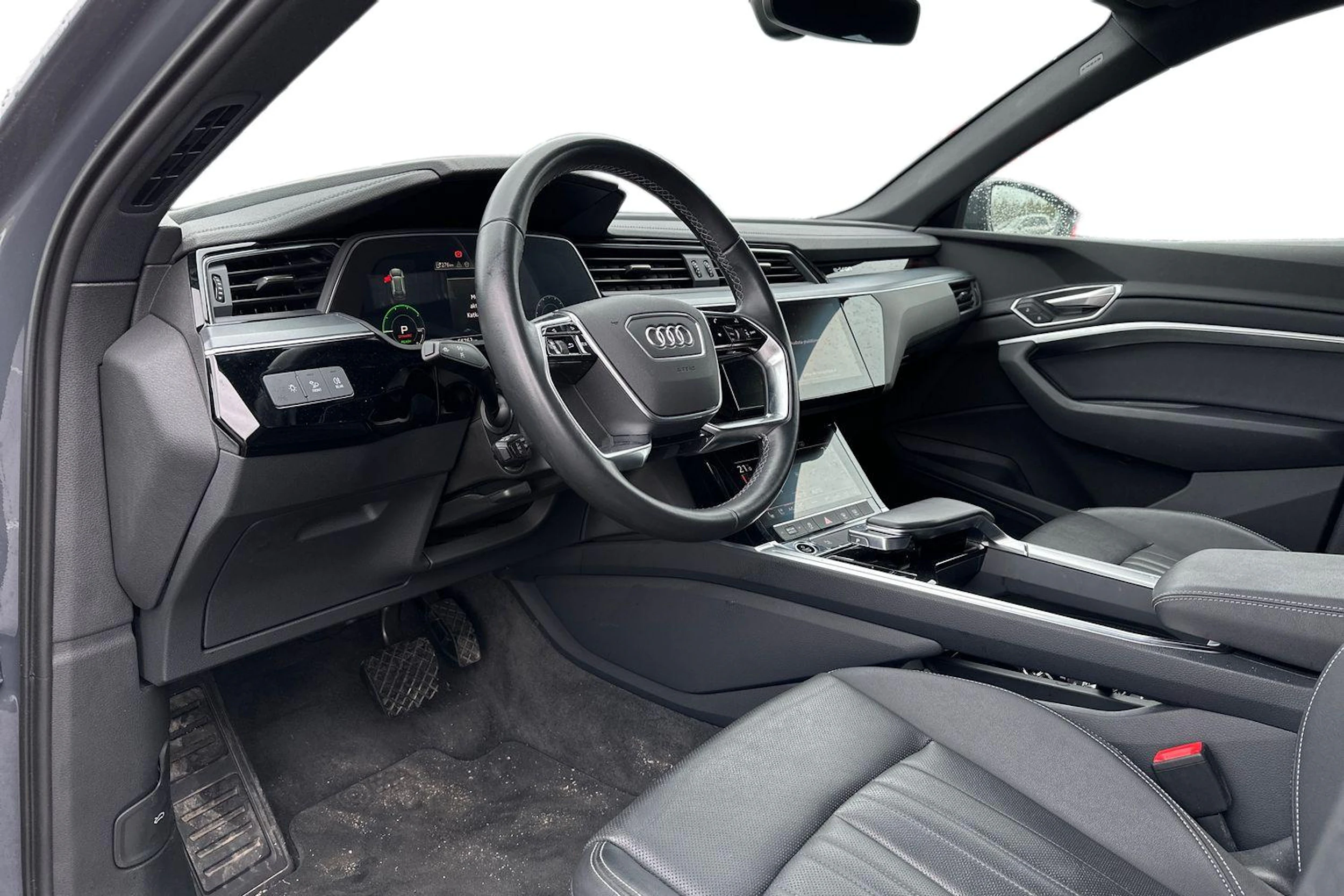 harmaa Audi Q8 e-tron 2024 kuva 3.
