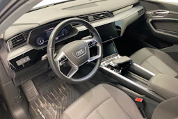 harmaa Audi Q8 e-tron 2024 kuva 6.