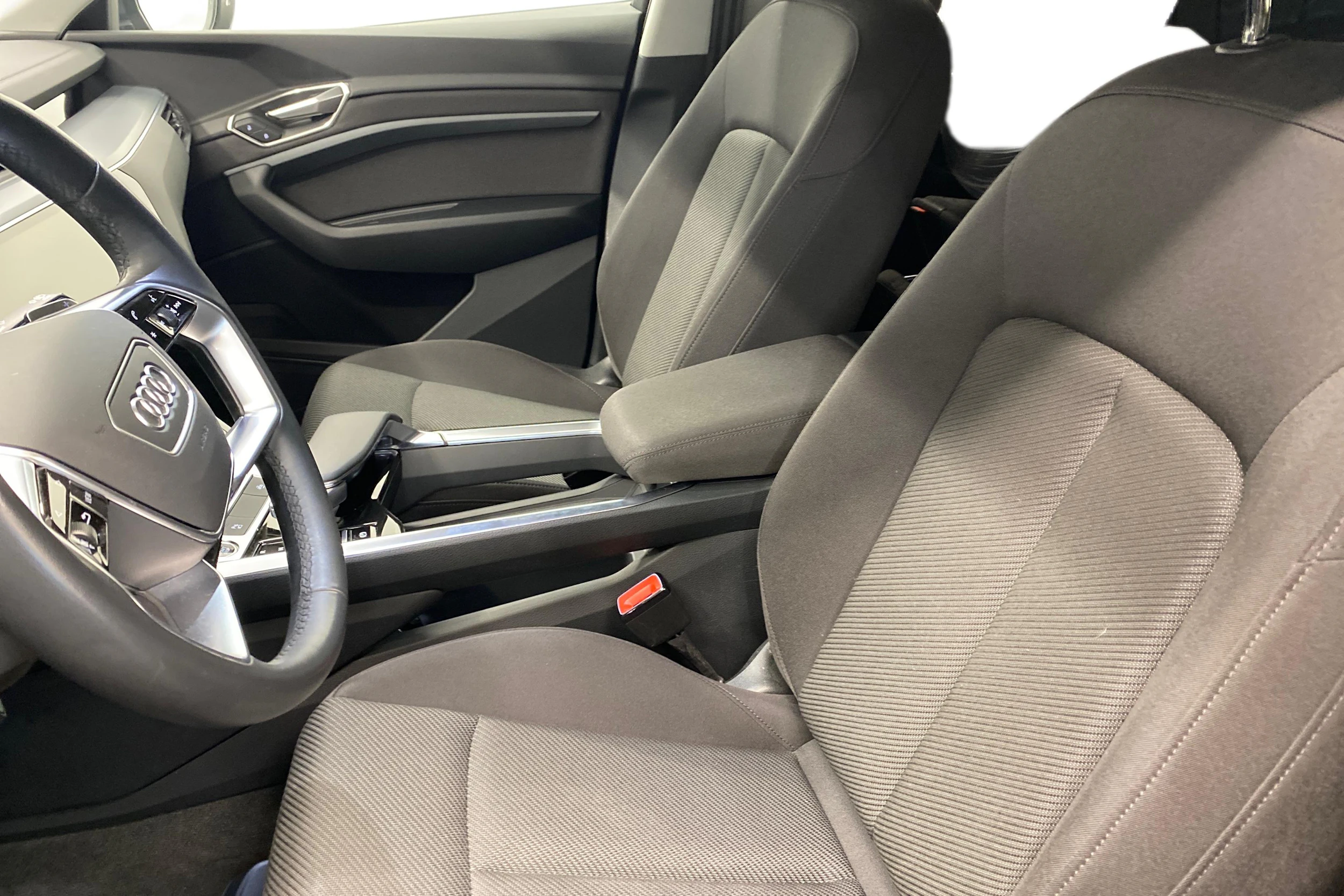harmaa Audi Q8 e-tron 2024 kuva 8.