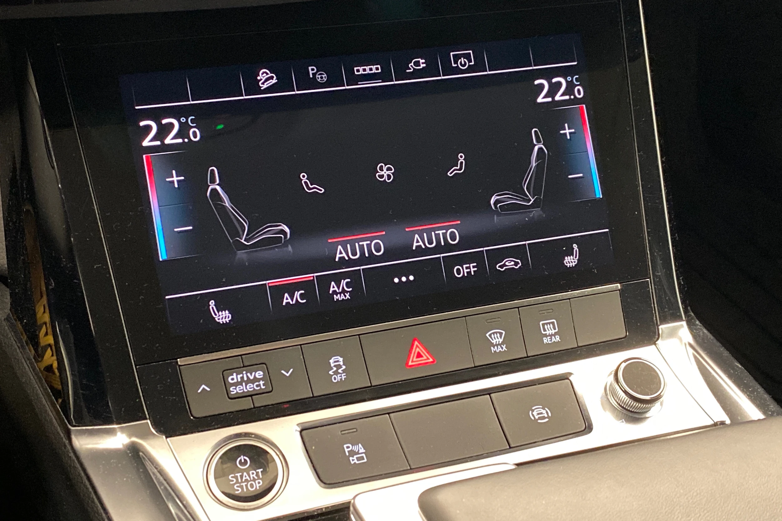 harmaa Audi Q8 e-tron 2024 kuva 15.