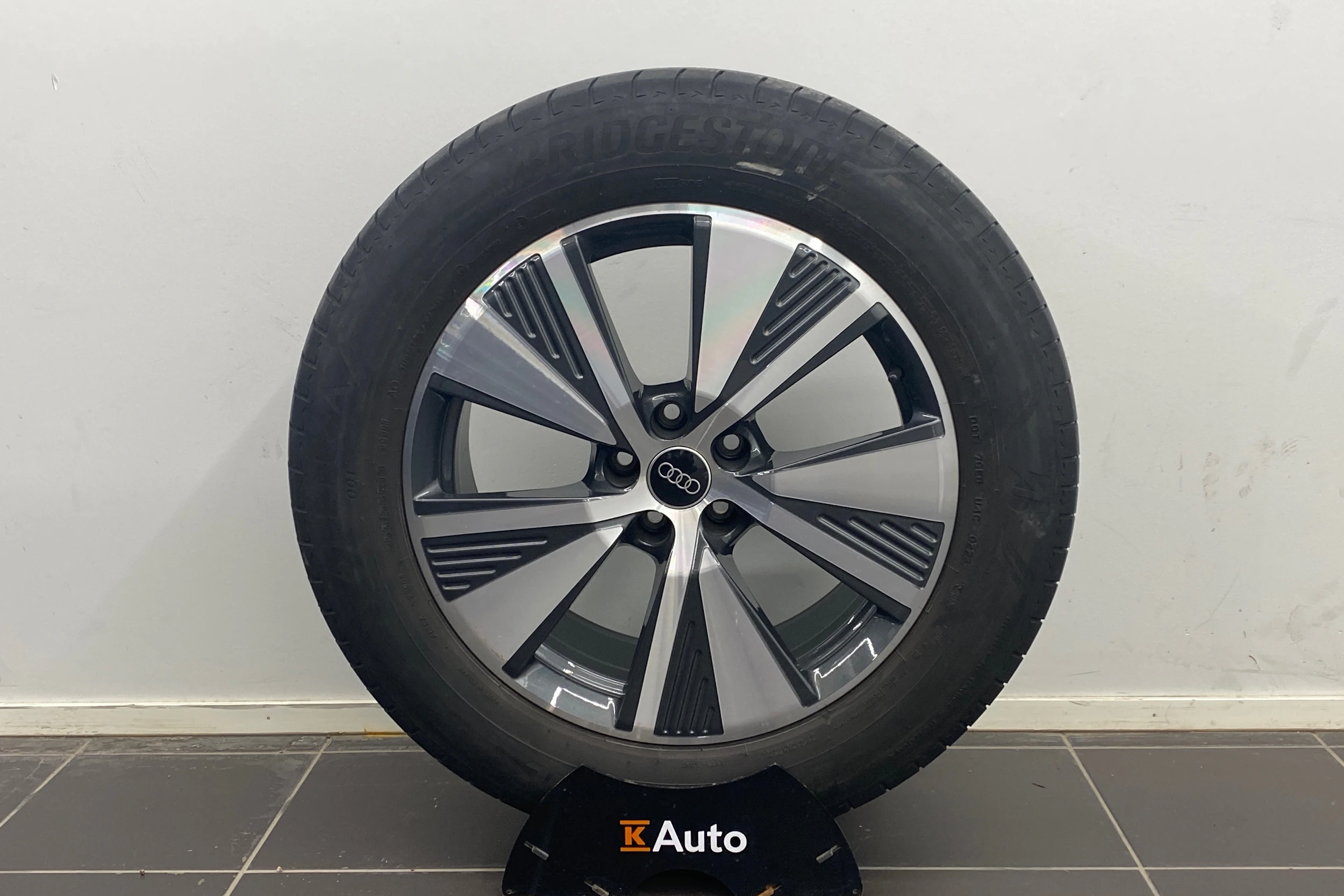 harmaa Audi Q8 e-tron 2024 kuva 18.