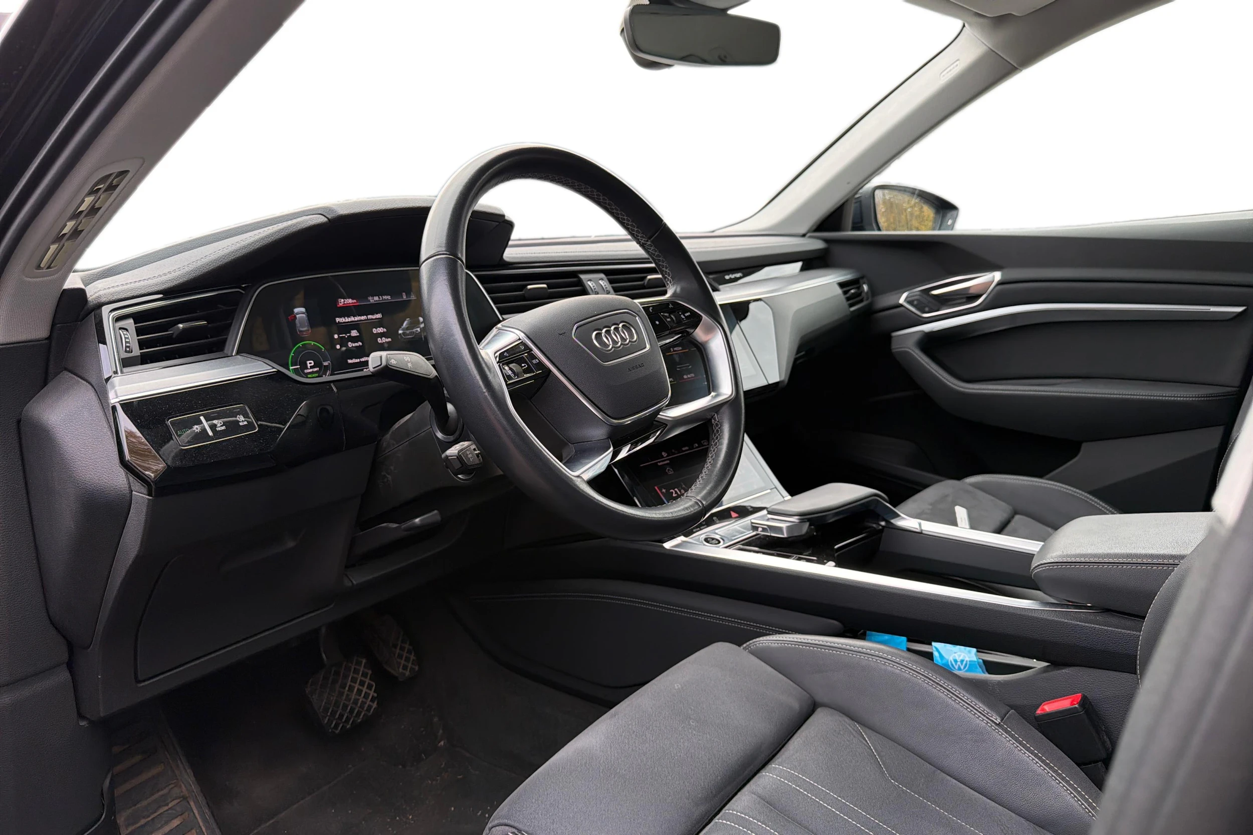 musta Audi Q8 e-tron 2024 kuva 3.