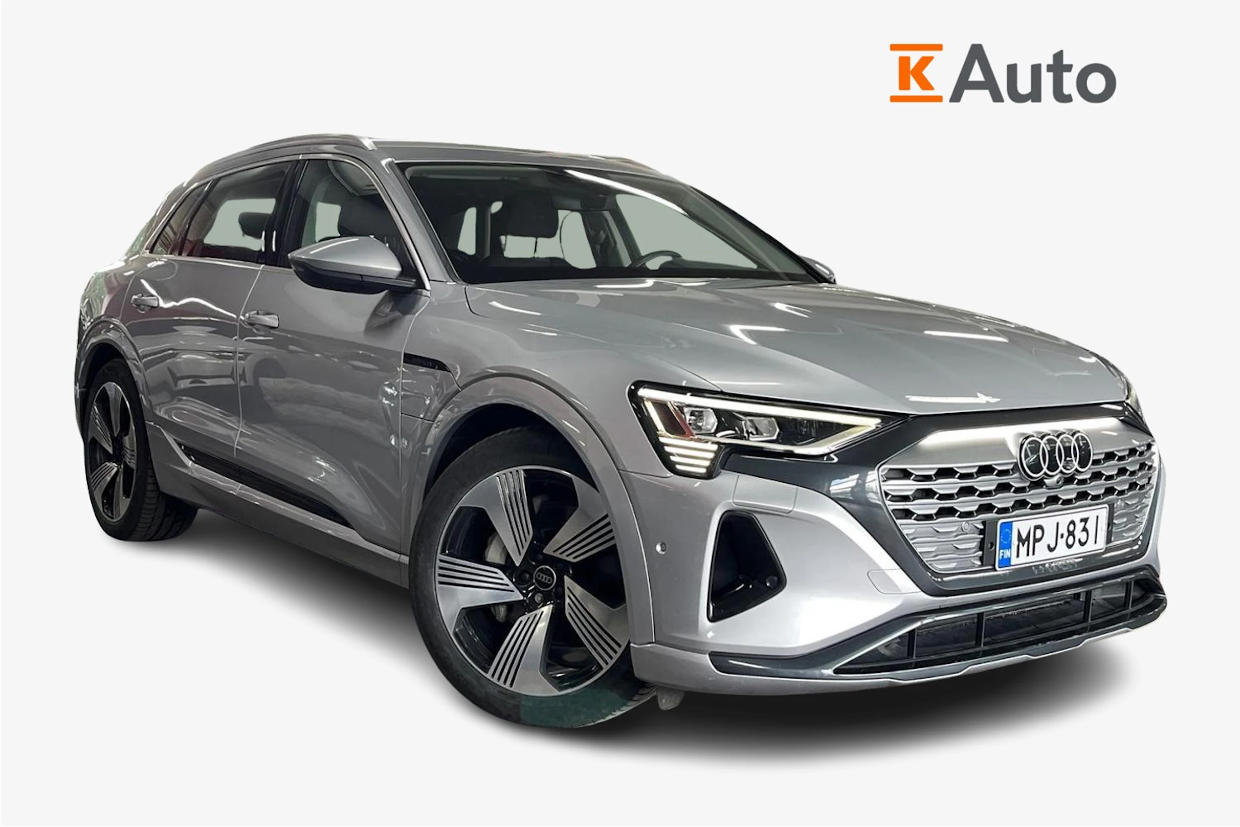 Harmaa Audi Q8 e-tron 2024 kuva 1.