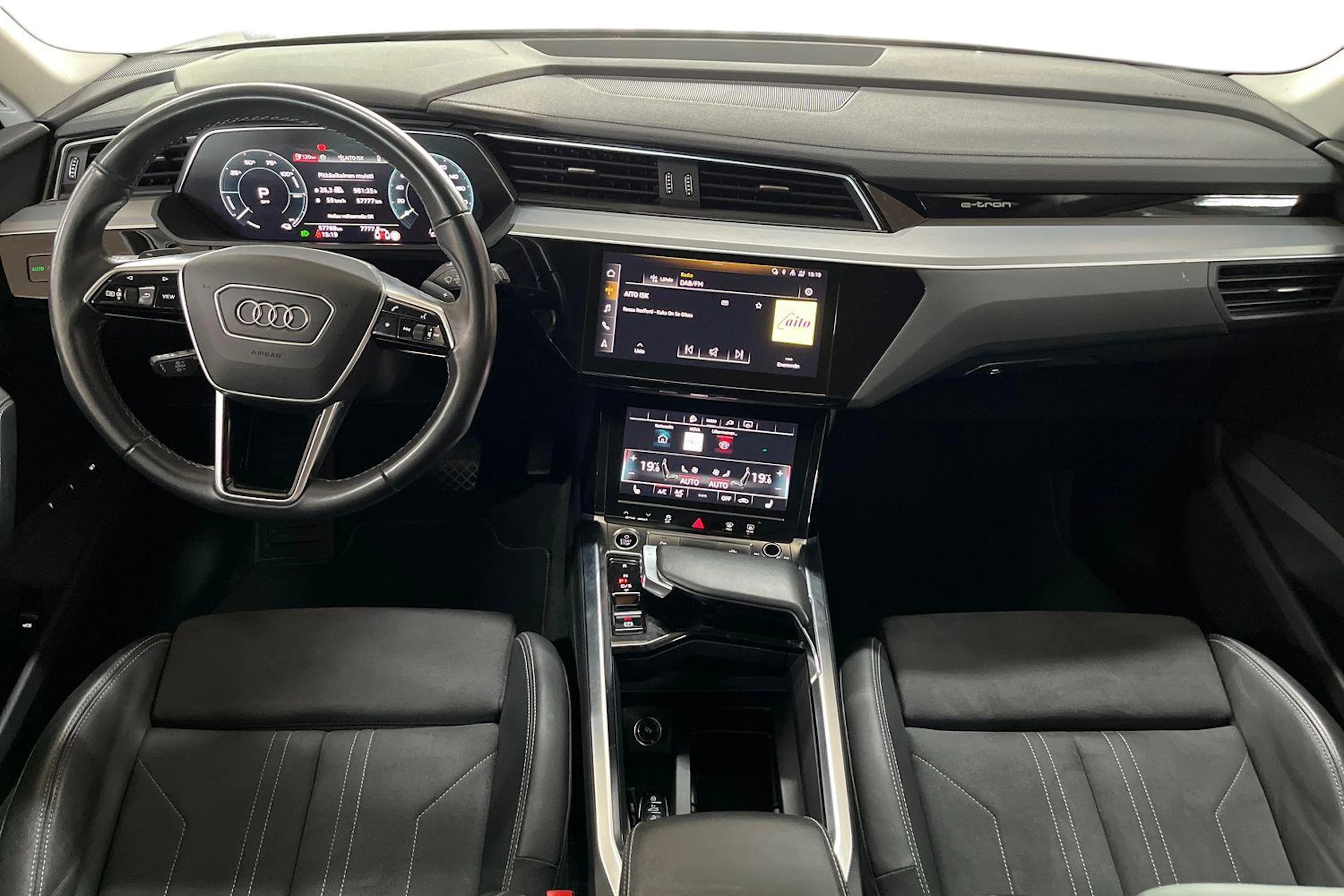 Harmaa Audi Q8 e-tron 2024 kuva 7.