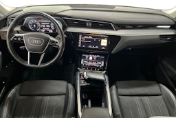 Harmaa Audi Q8 e-tron 2024 kuva 7.