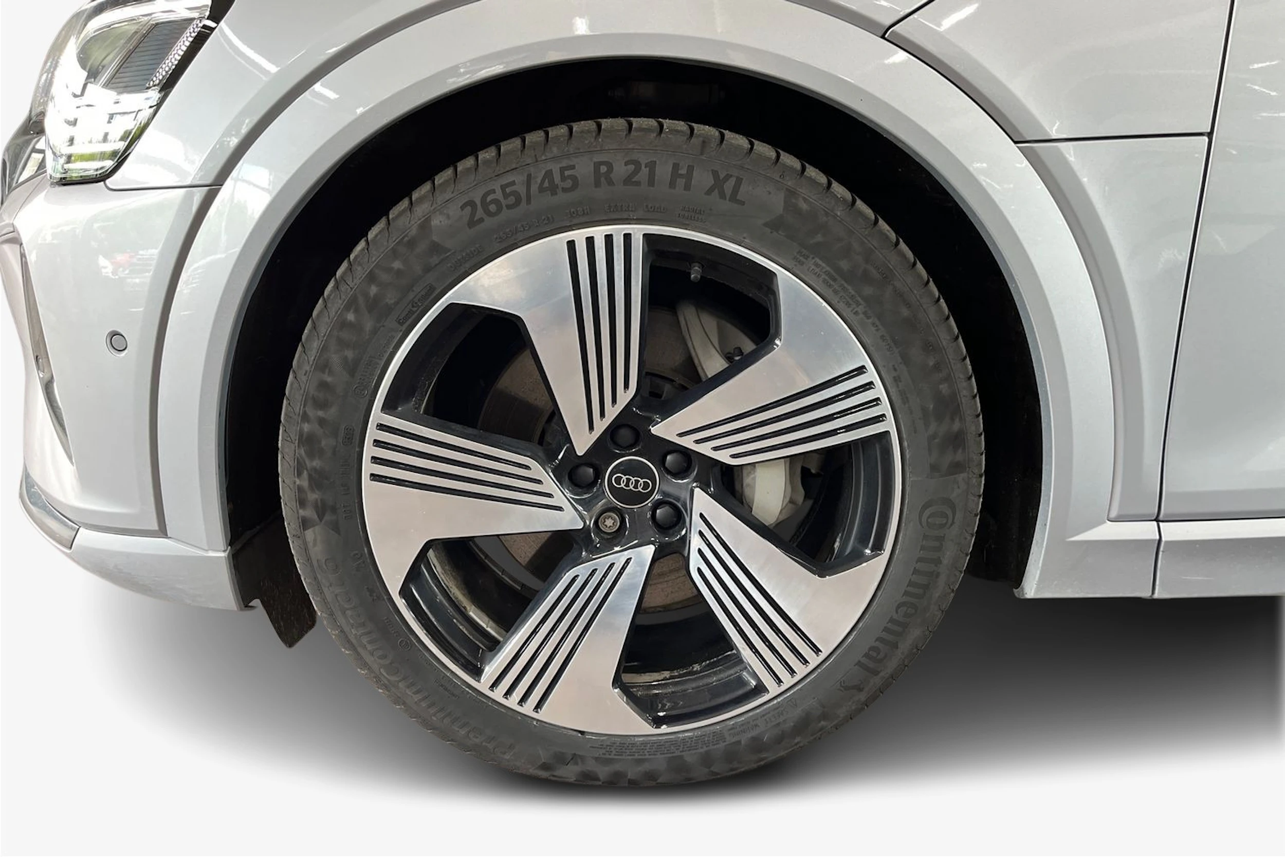 Harmaa Audi Q8 e-tron 2024 kuva 9.