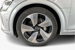 Harmaa Audi Q8 e-tron 2024 kuva 9.
