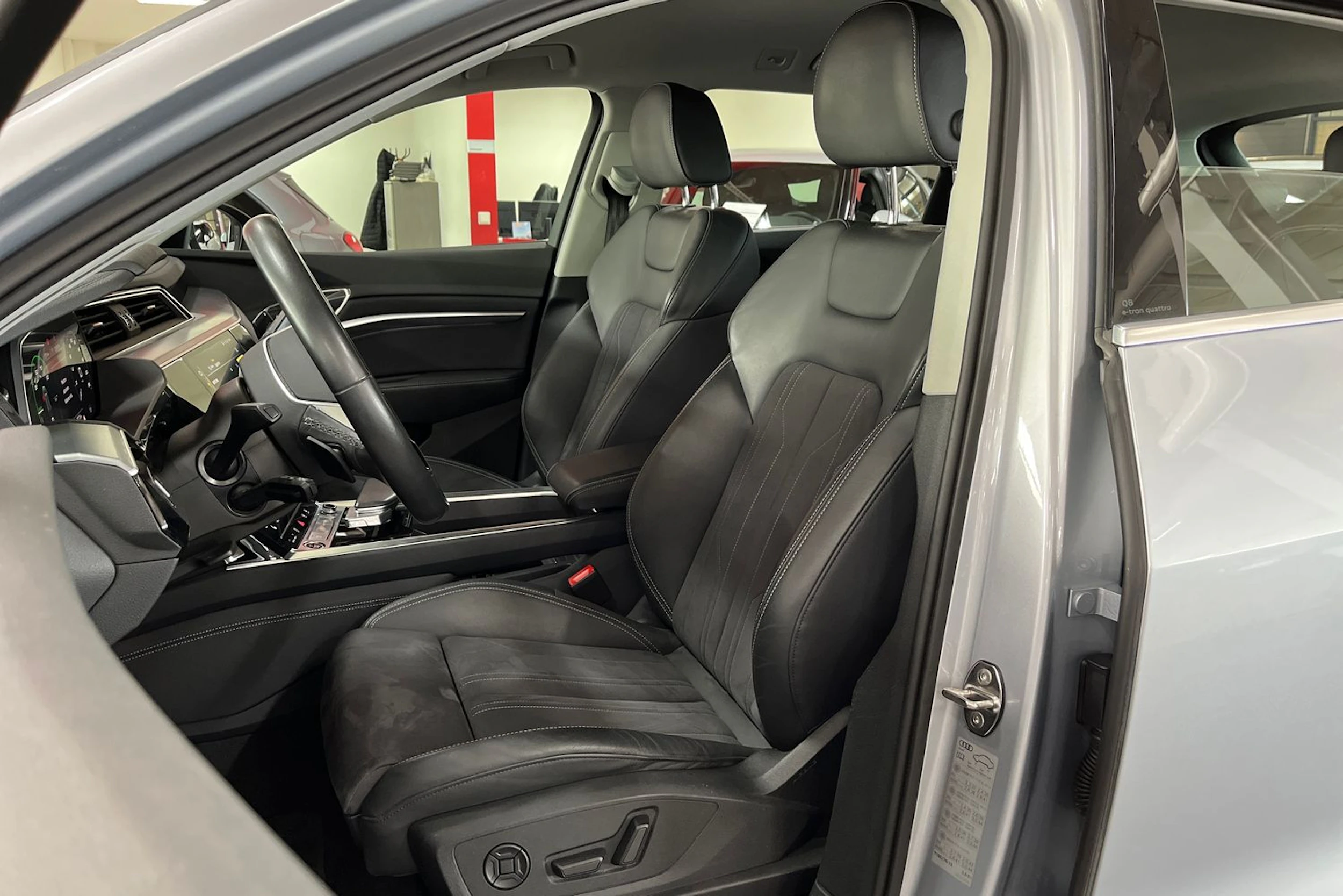 Harmaa Audi Q8 e-tron 2024 kuva 11.