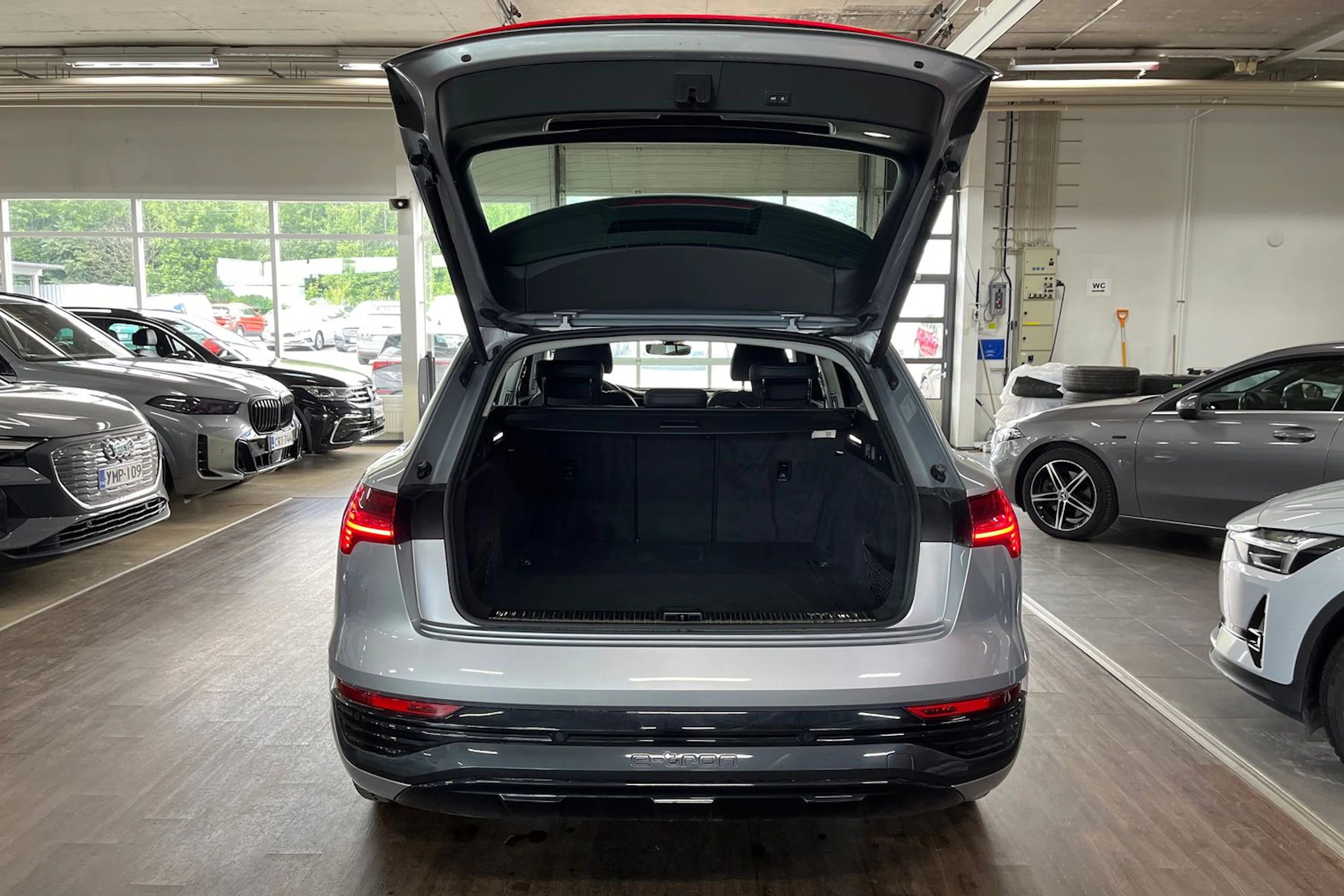 Harmaa Audi Q8 e-tron 2024 kuva 13.