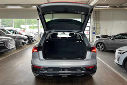Harmaa Audi Q8 e-tron 2024 kuva 13.