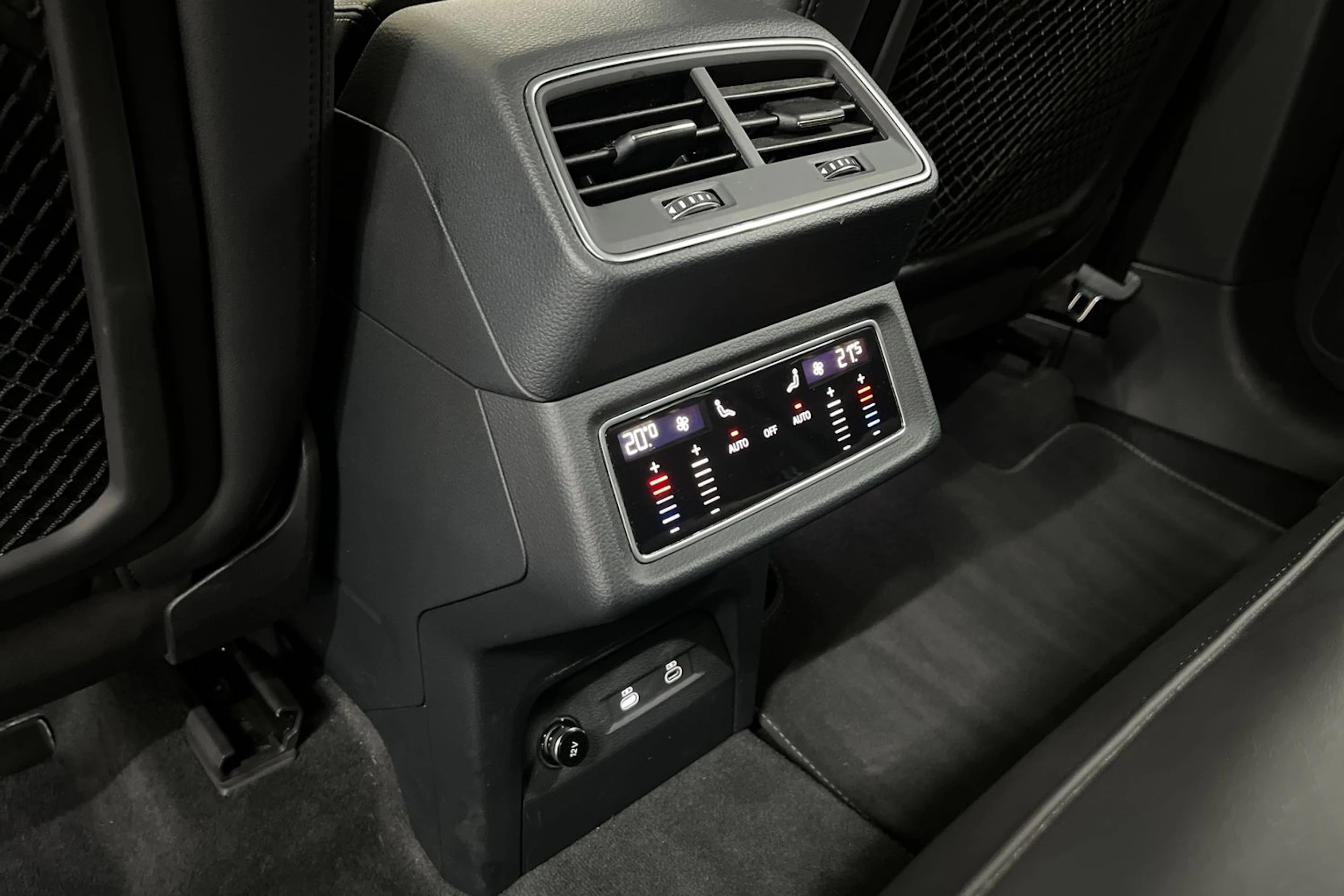 Harmaa Audi Q8 e-tron 2024 kuva 14.