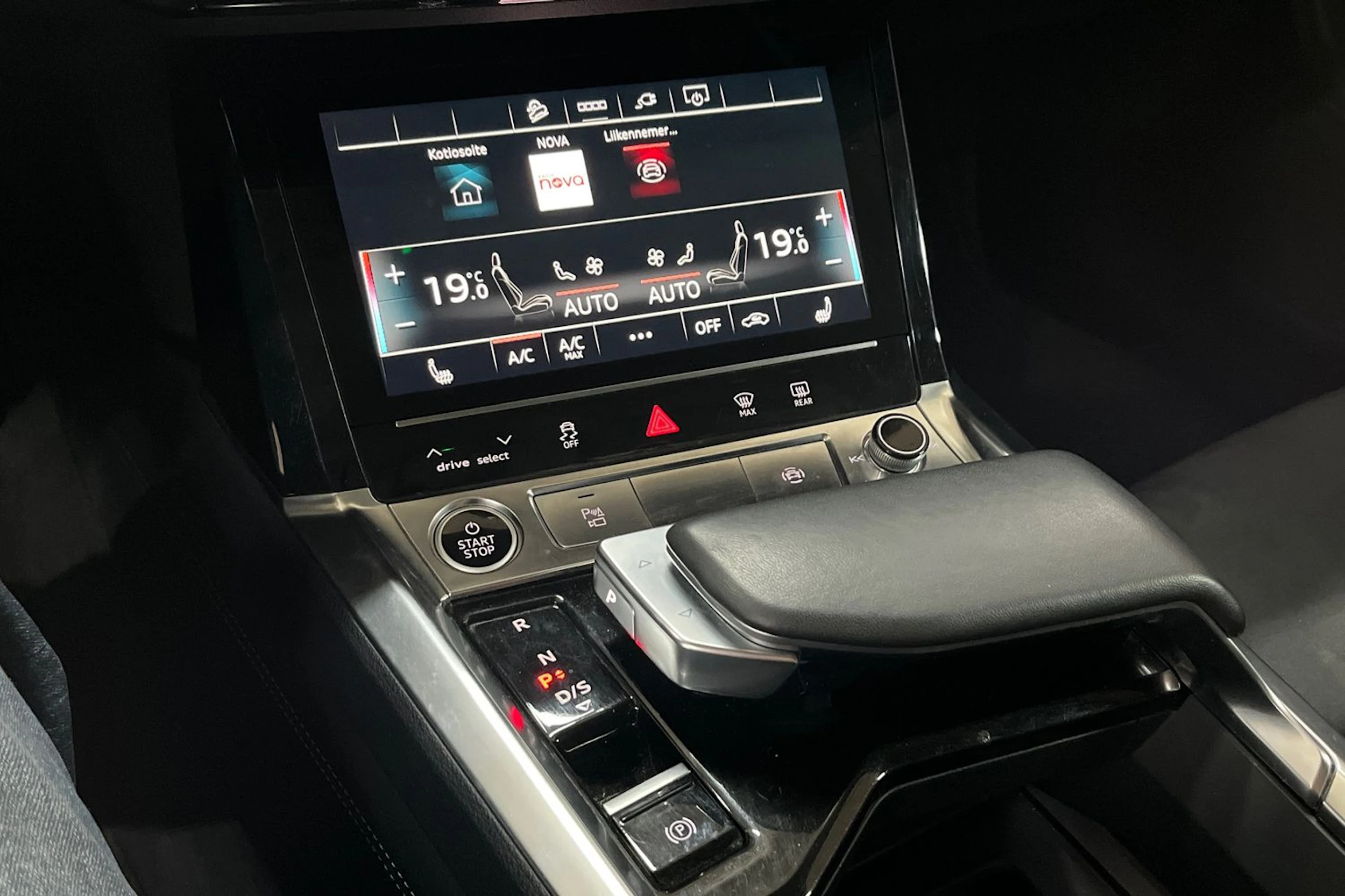 Harmaa Audi Q8 e-tron 2024 kuva 16.