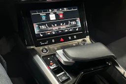 Harmaa Audi Q8 e-tron 2024 kuva 16.