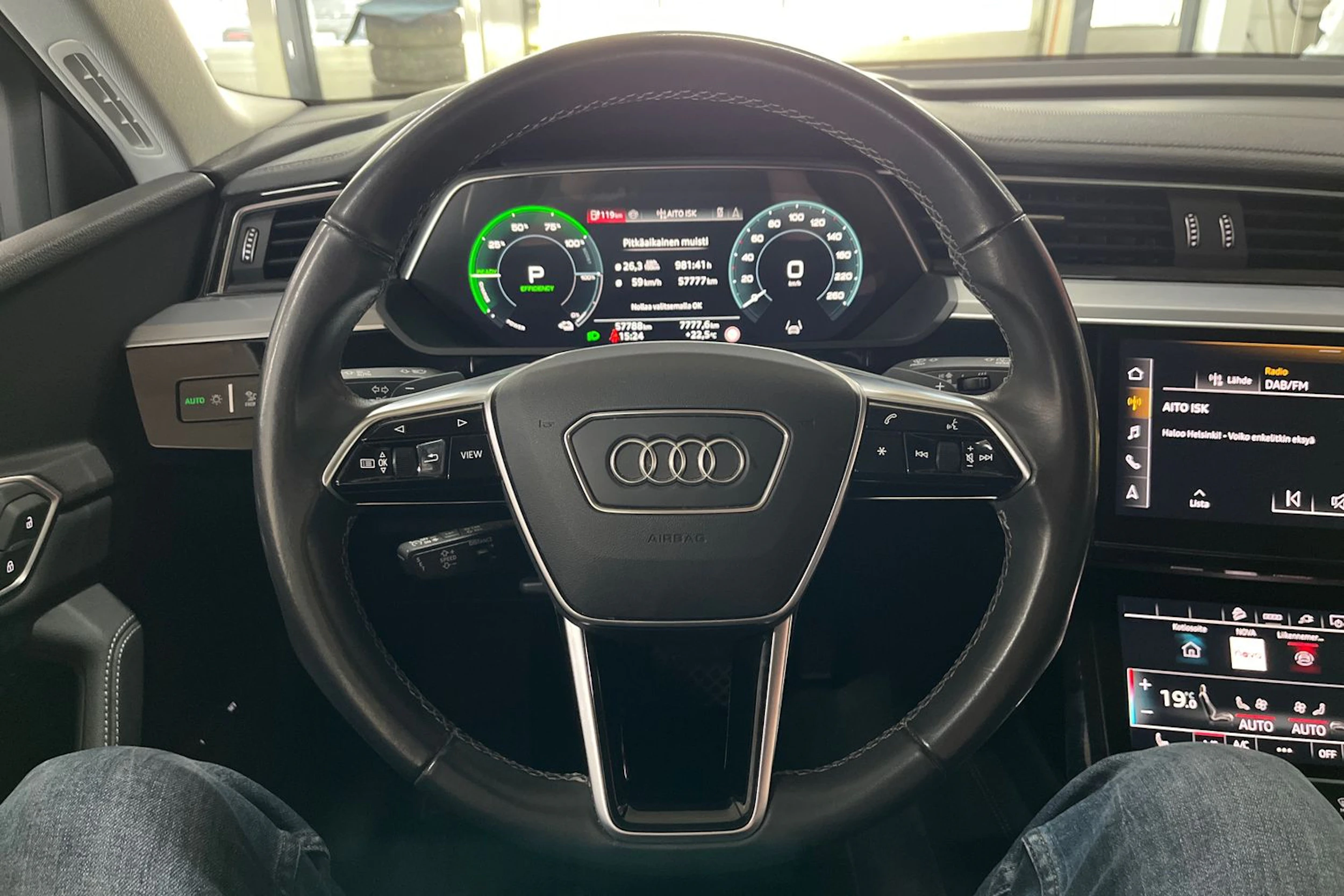 Harmaa Audi Q8 e-tron 2024 kuva 20.