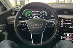 Harmaa Audi Q8 e-tron 2024 kuva 20.