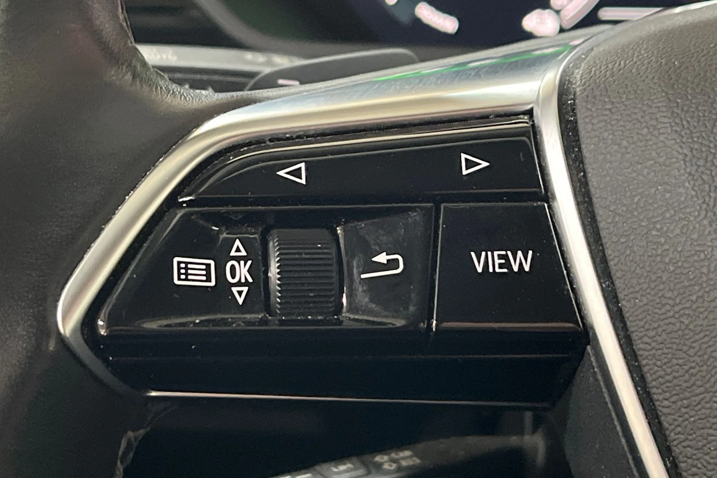 Harmaa Audi Q8 e-tron 2024 kuva 21.