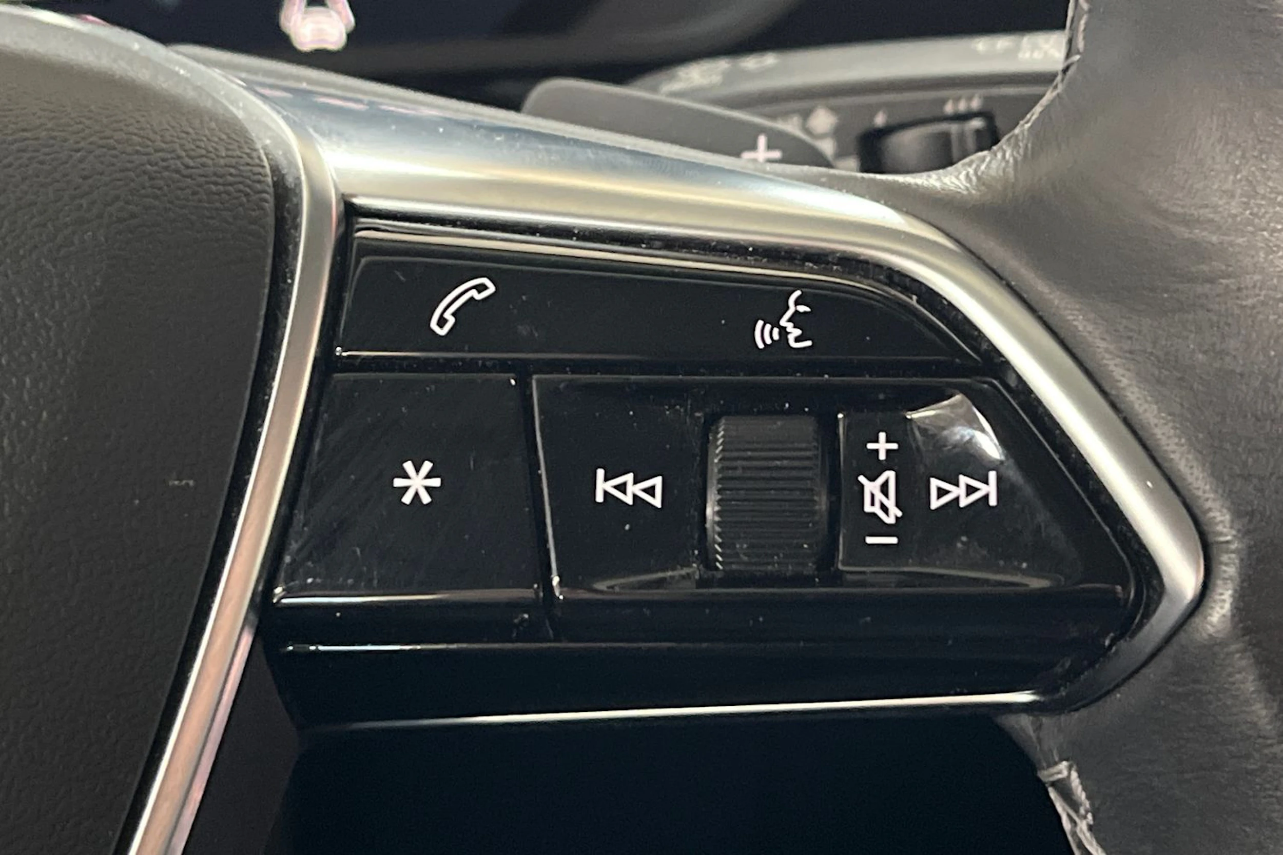 Harmaa Audi Q8 e-tron 2024 kuva 22.