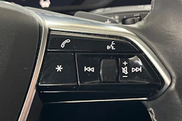 Harmaa Audi Q8 e-tron 2024 kuva 22.