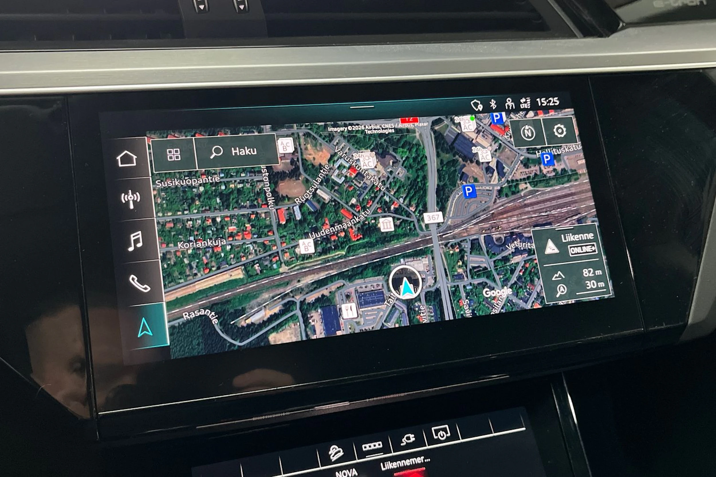 Harmaa Audi Q8 e-tron 2024 kuva 23.