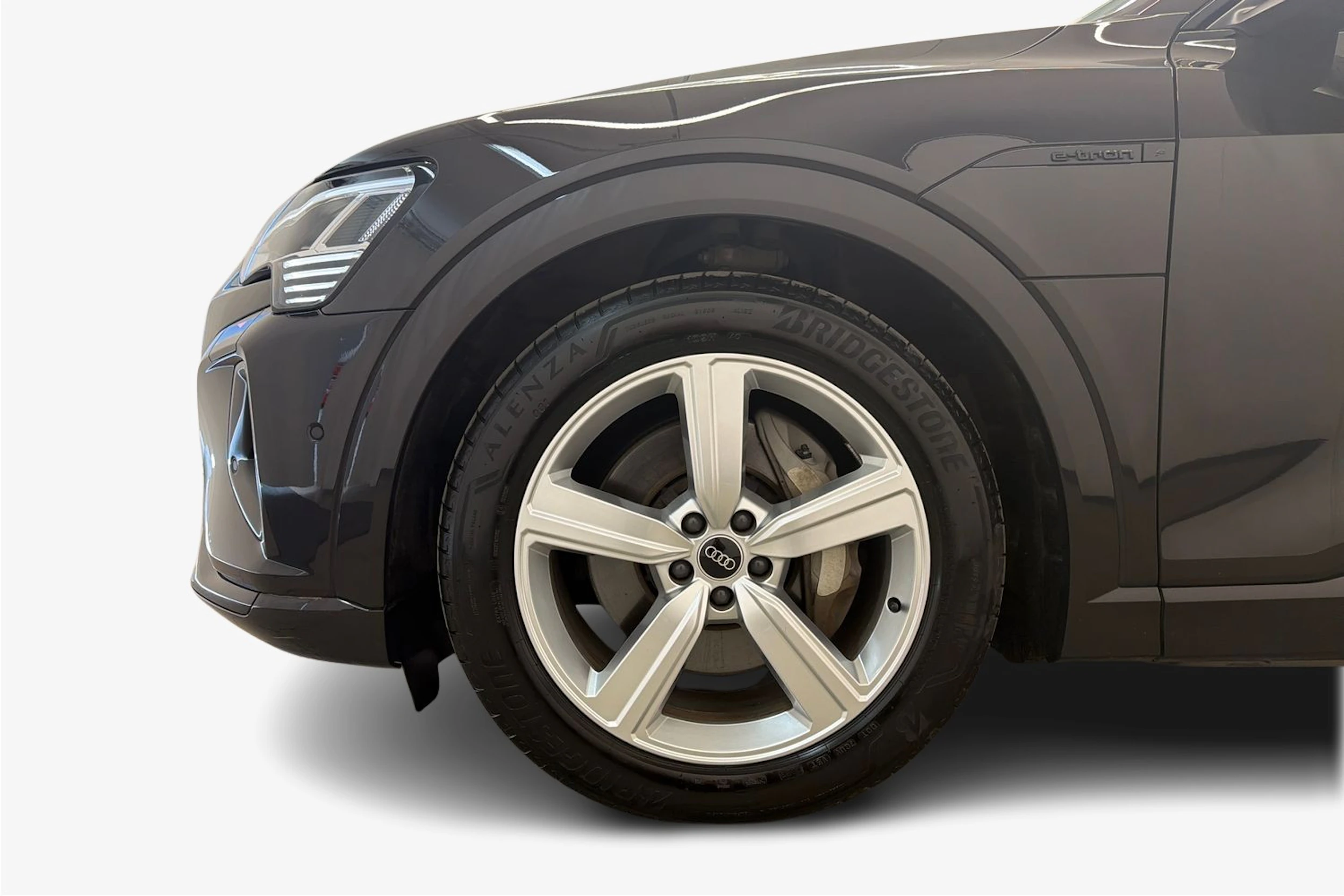 ruskea (beige) Audi Q8 e-tron 2024 kuva 9.