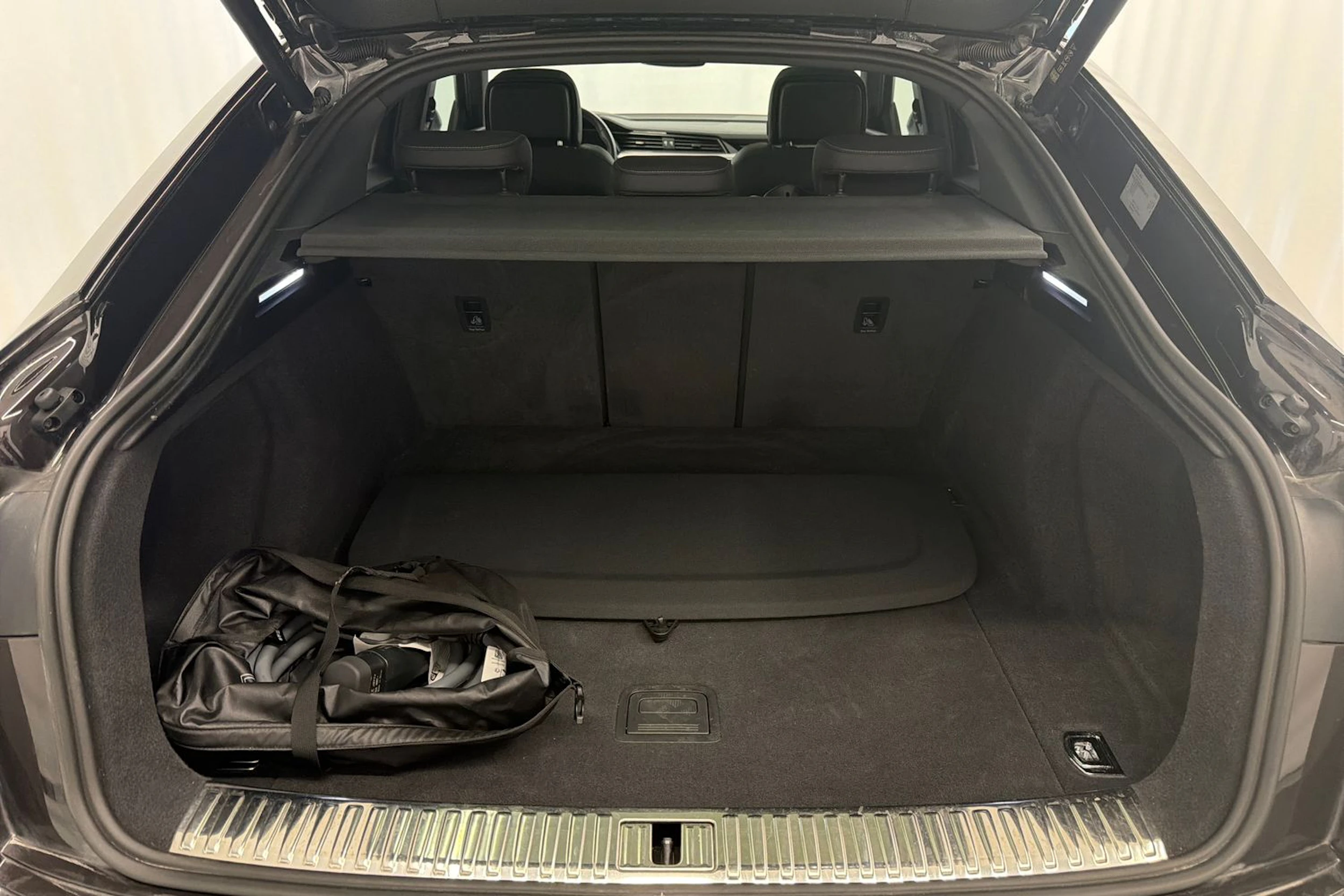 ruskea (beige) Audi Q8 e-tron 2024 kuva 13.