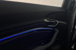 ruskea (beige) Audi Q8 e-tron 2024 kuva 16.