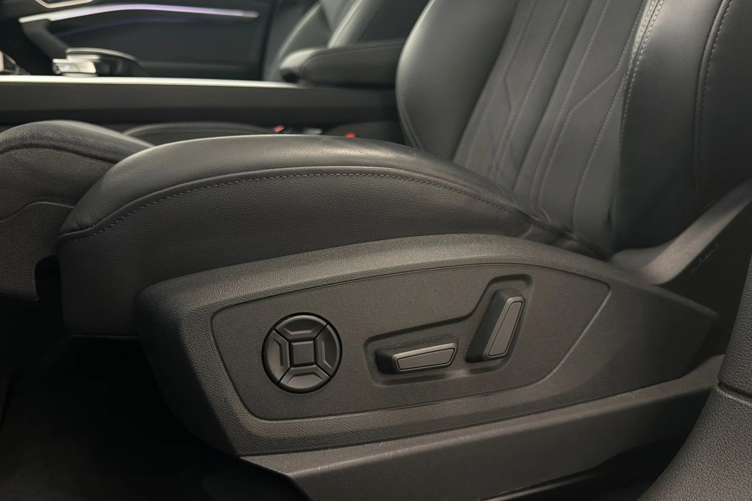 ruskea (beige) Audi Q8 e-tron 2024 kuva 17.