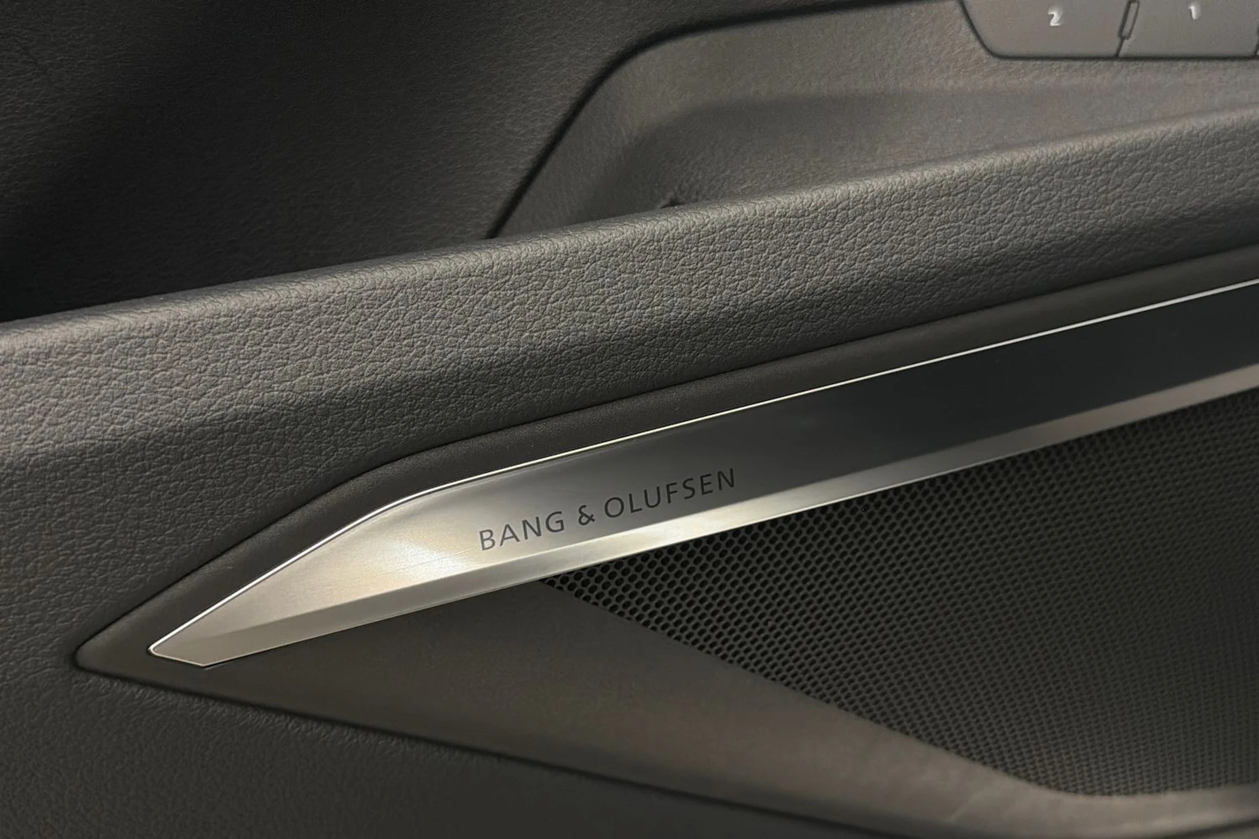 ruskea (beige) Audi Q8 e-tron 2024 kuva 18.