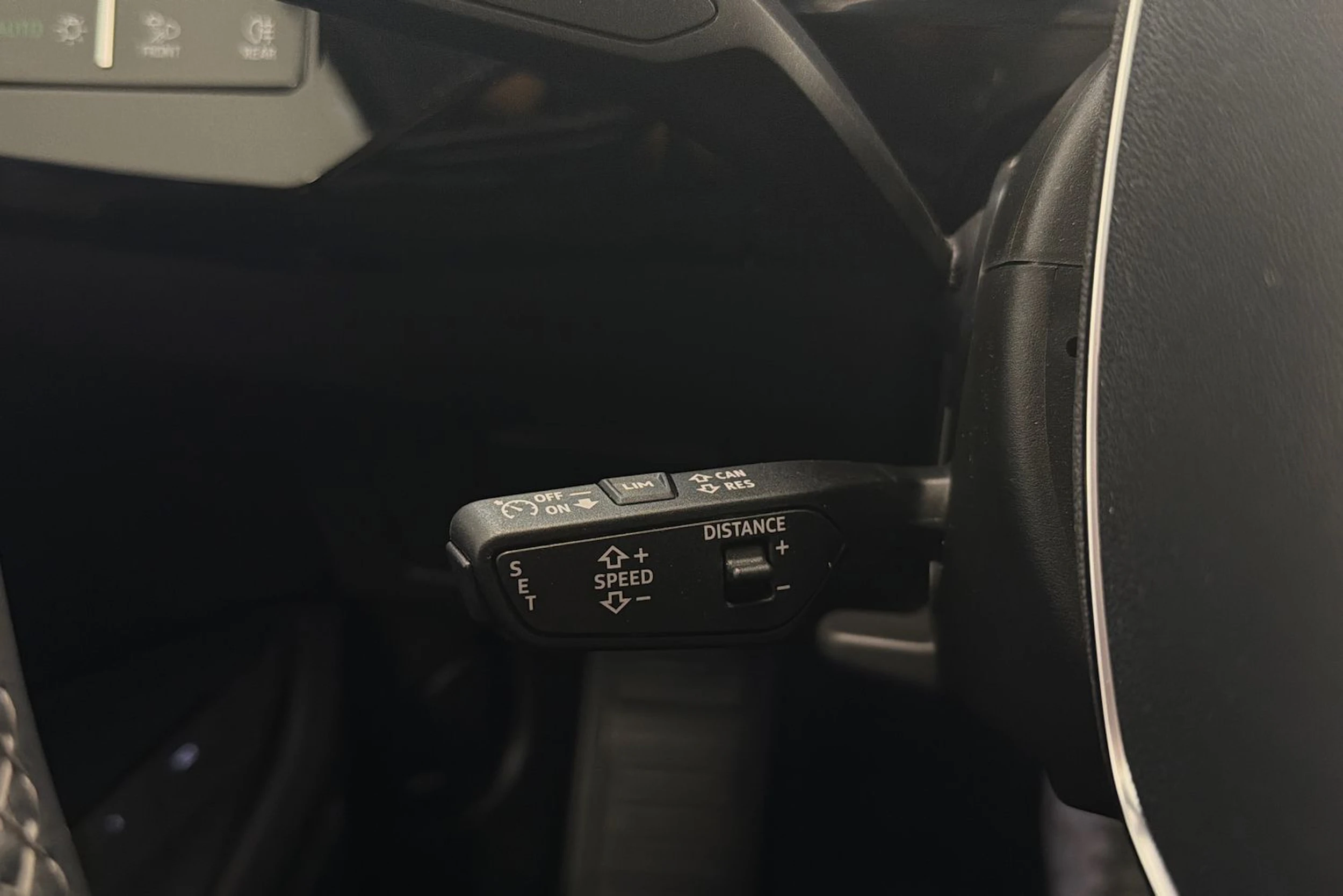 ruskea (beige) Audi Q8 e-tron 2024 kuva 23.