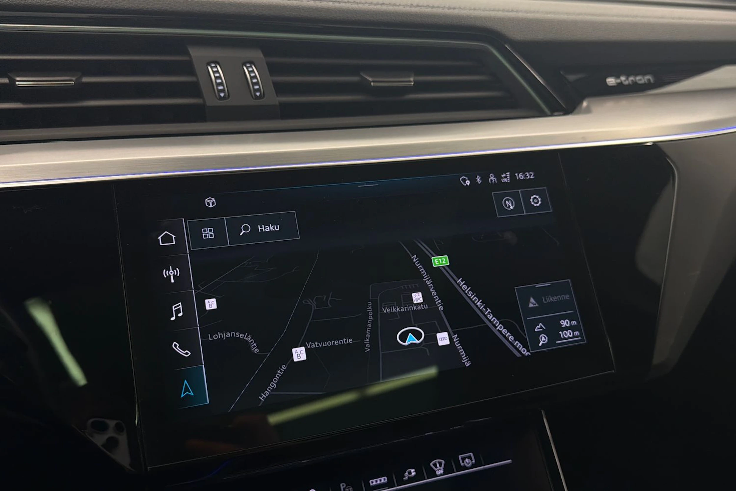 ruskea (beige) Audi Q8 e-tron 2024 kuva 26.
