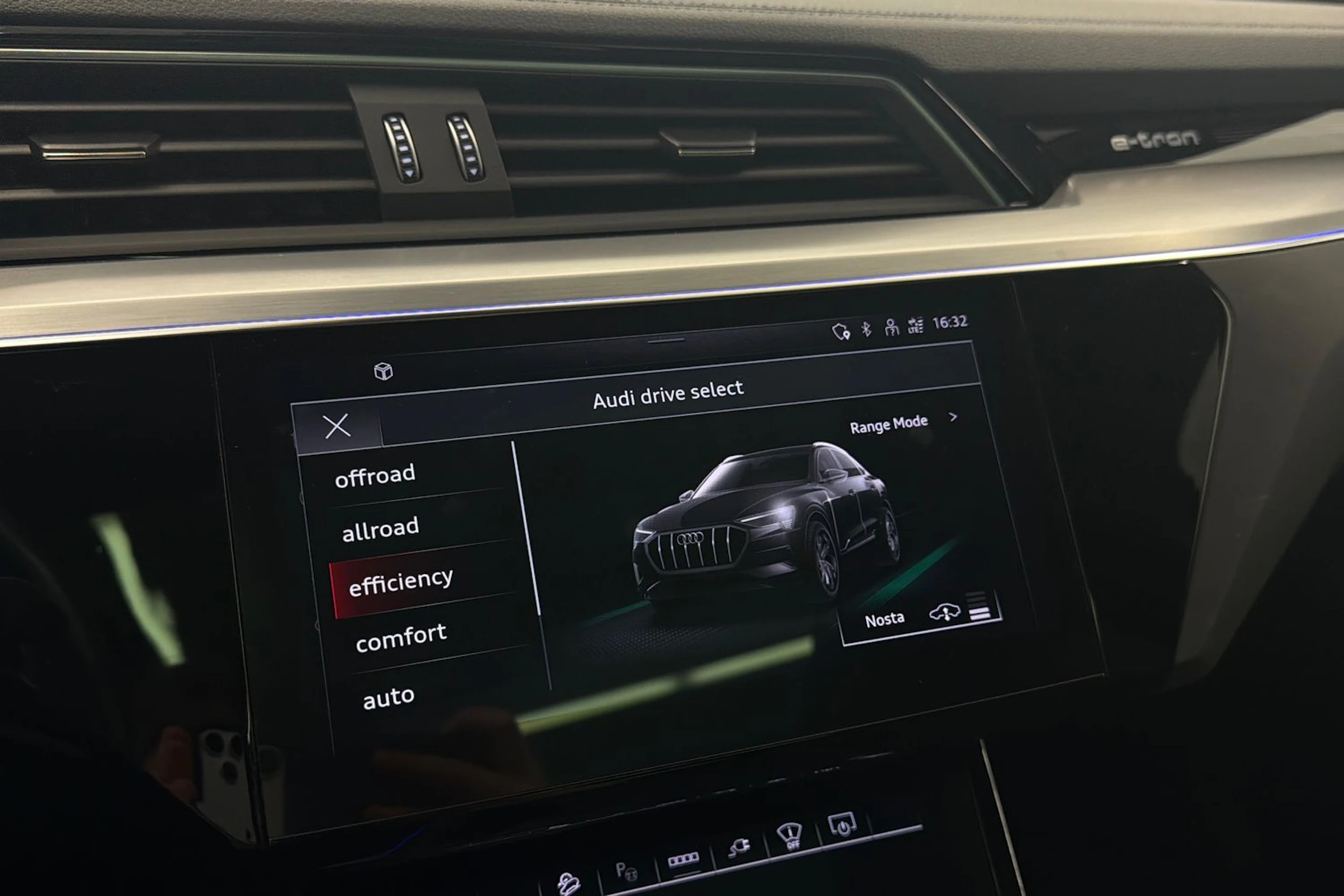 ruskea (beige) Audi Q8 e-tron 2024 kuva 27.