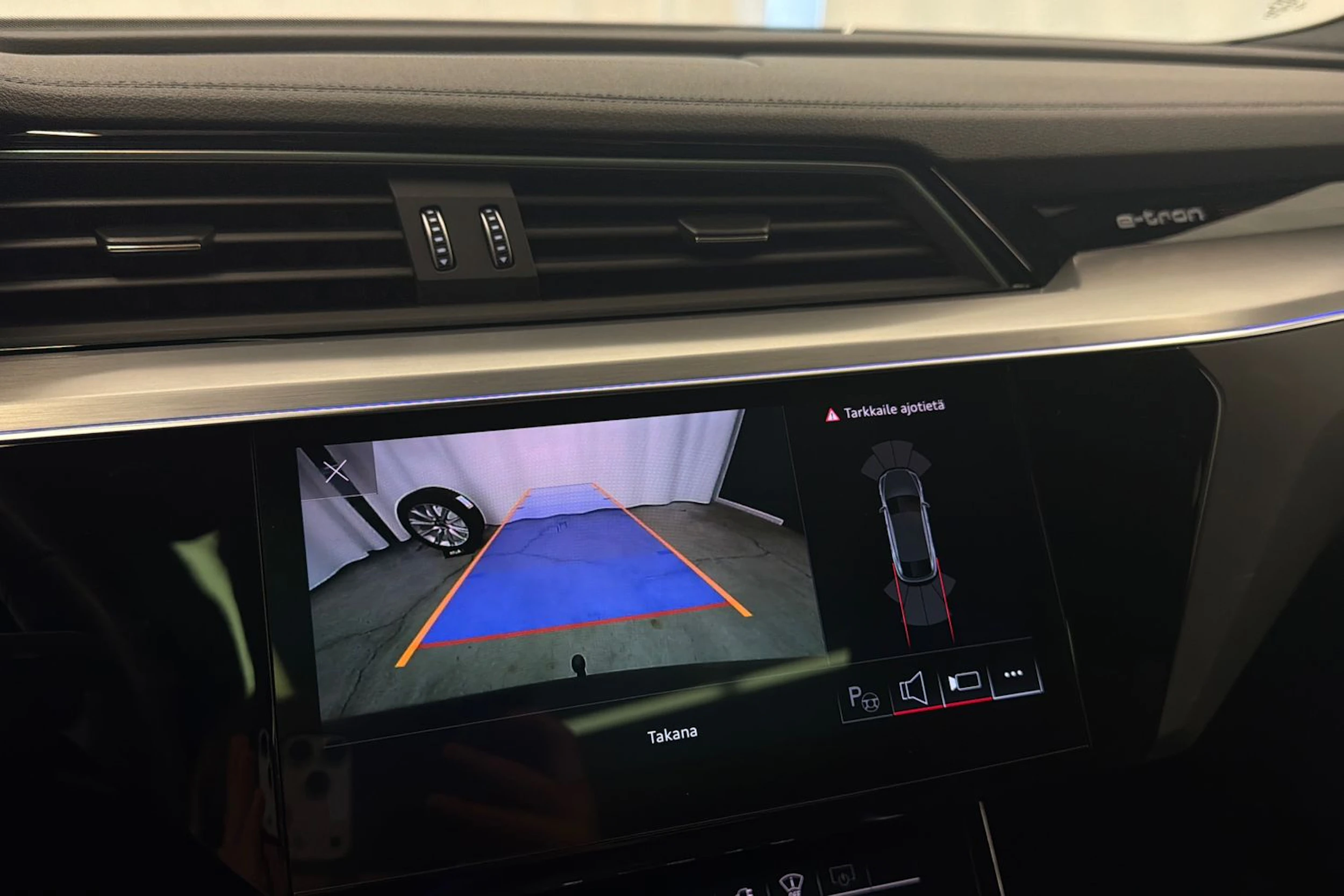 ruskea (beige) Audi Q8 e-tron 2024 kuva 31.