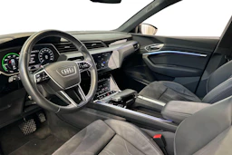 musta Audi Q8 e-tron 2024 kuva 6.