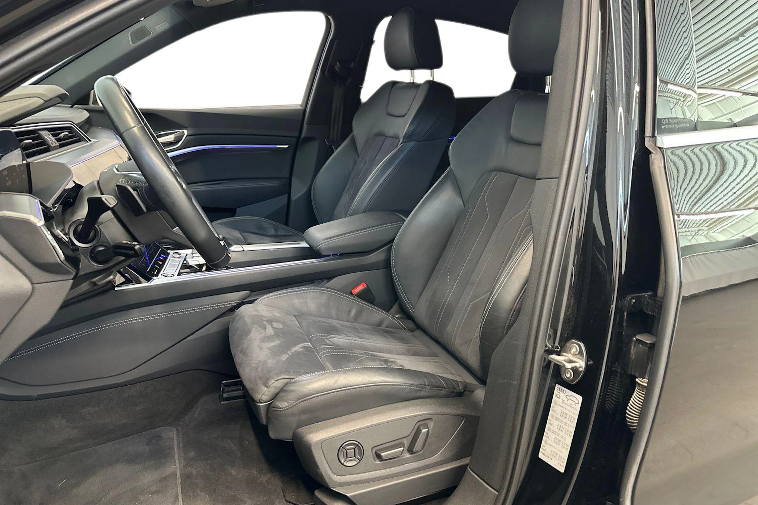 musta Audi Q8 e-tron 2024 kuva 7.
