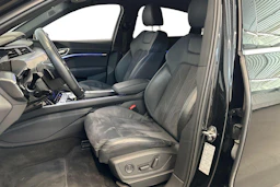 musta Audi Q8 e-tron 2024 kuva 7.